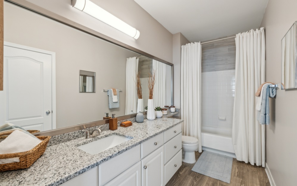 B5 - 2 bedroom floorplan layout with 2 bathrooms and 1111 square feet (Bathroom 2)